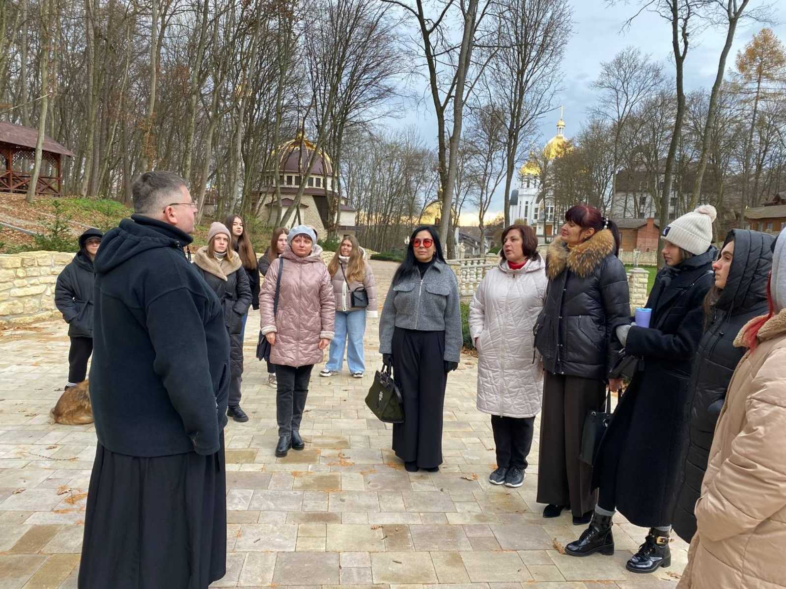 Заворожує цікава розповідь о. Дмитра